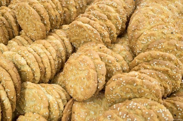 酥脆|给老妈做小时候爱吃的零食,咸香酥脆,尝一块不够,还得再来两块