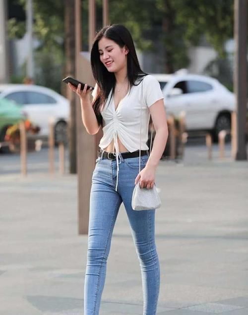 小姐姐 穿紧身牛仔裤的小姐姐,搭配白色抽绳上衣,自信大方迷人