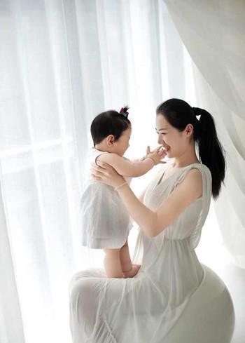 双脚|宝宝总是喜欢光脚走路这样对吗,会不会感冒