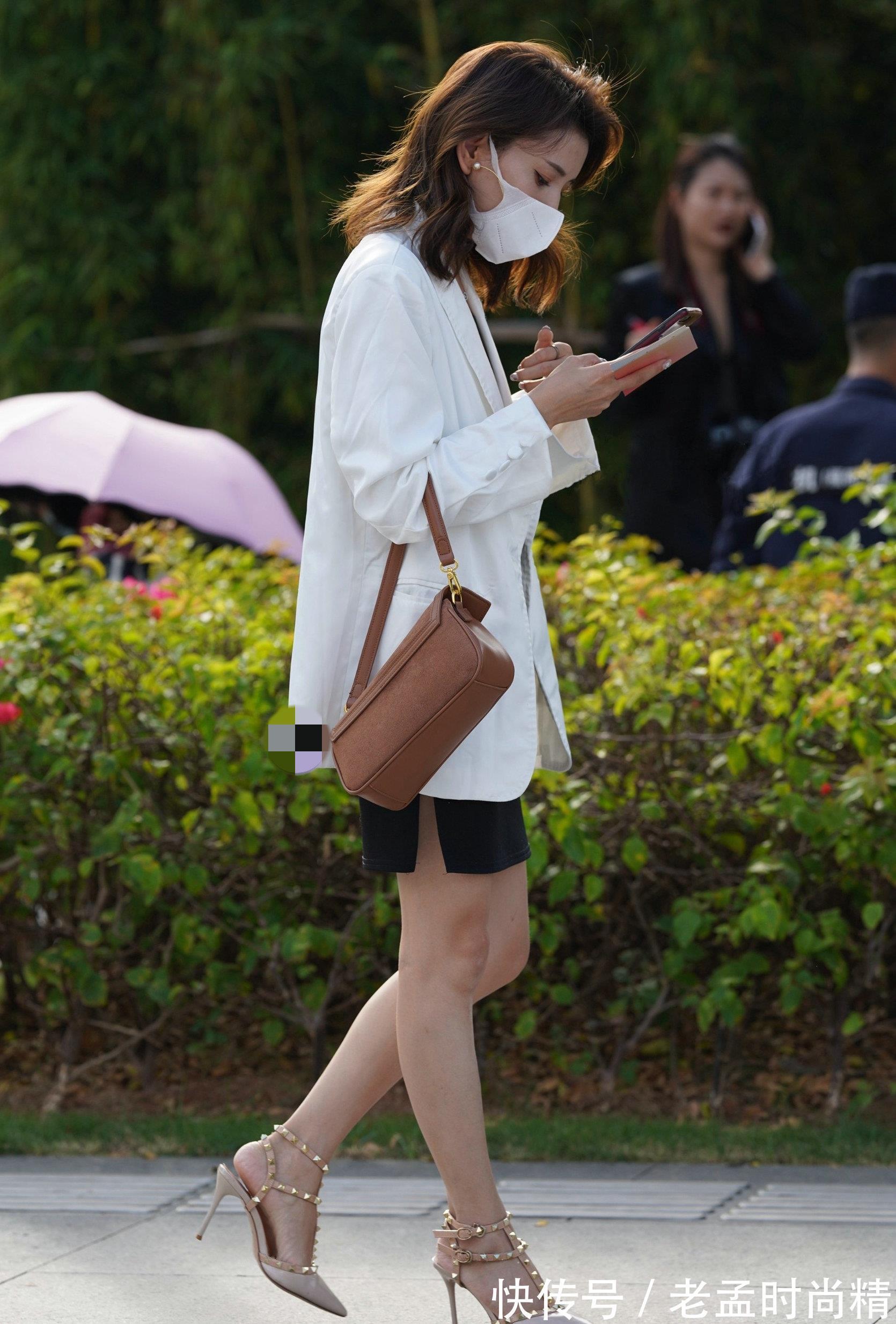 西装外套|时尚街拍:西装结合优雅柔美的连衣裙,充分体现了女性刚柔之美