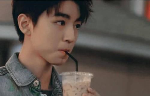 假如请你喝王俊凯家奶茶,需吃下4款蛋糕做交换,粉丝难为我了