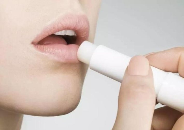 涂抹 “一款三用”的平价口红,不挑肤色巨显白,素颜涂也能彰显高级感