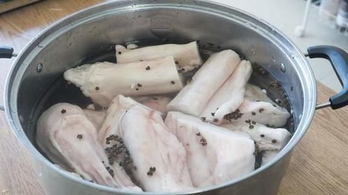 农村姑娘教你这样熬制猪油,出油量高,雪白无腥气,油渣焦黄酥脆