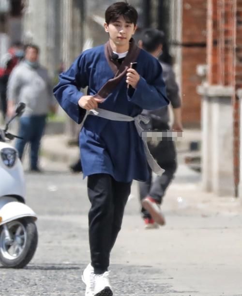 《极限挑战》新一轮录制路透，邓伦生图帅气，我却对霸气李现着迷