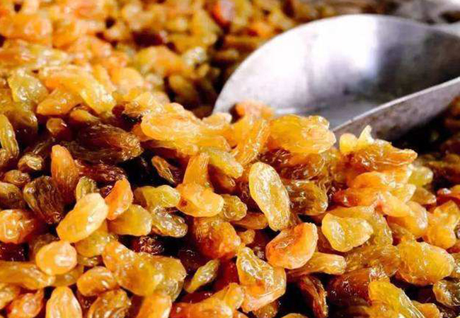 葡萄干直接吃,等于吃灰尘和虫卵,一招教你清干净