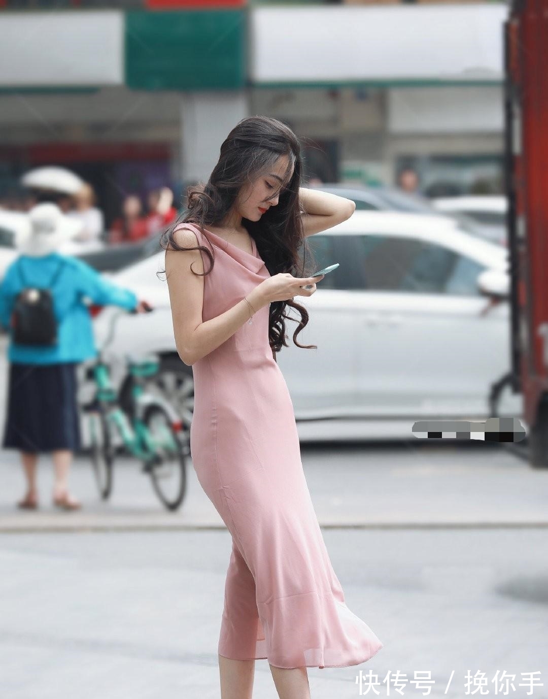 白嫩|白嫩的美女穿上粉色的裙子,连风都眷顾她,增添女性的魅力
