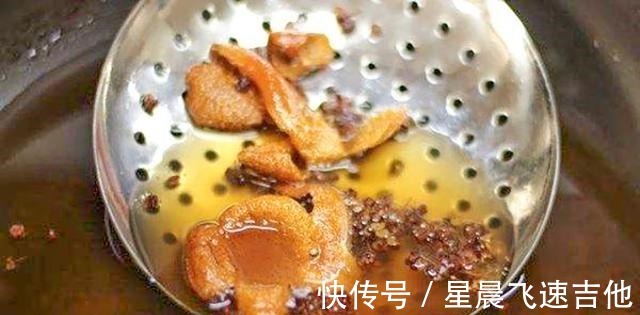 大厨|炸过鱼的油别再倒了,大厨教你处理诀窍,炒啥啥香,没有一点异味!