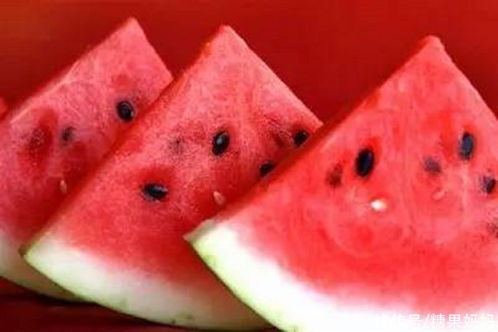 西瓜|炎热天气给娃吃西瓜，许多细节家长没注意到，如何正确“吃瓜”？
