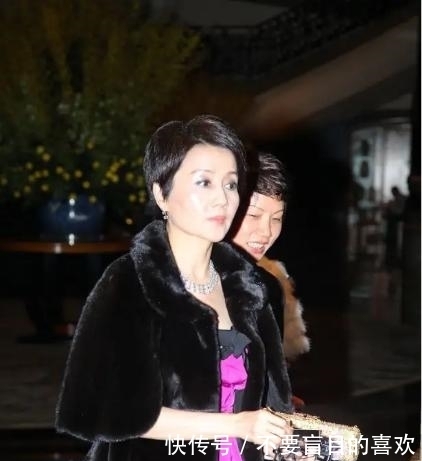 60岁梁安琪魅力不减，穿皮草配连衣裙时髦又贵气，不输老牌明星