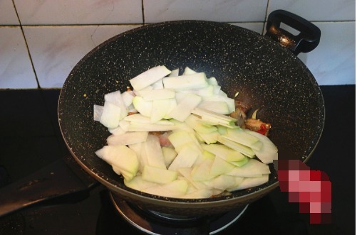 三天两头吵着要吃这菜,一块钱一斤,比肉下饭,都抢着吃