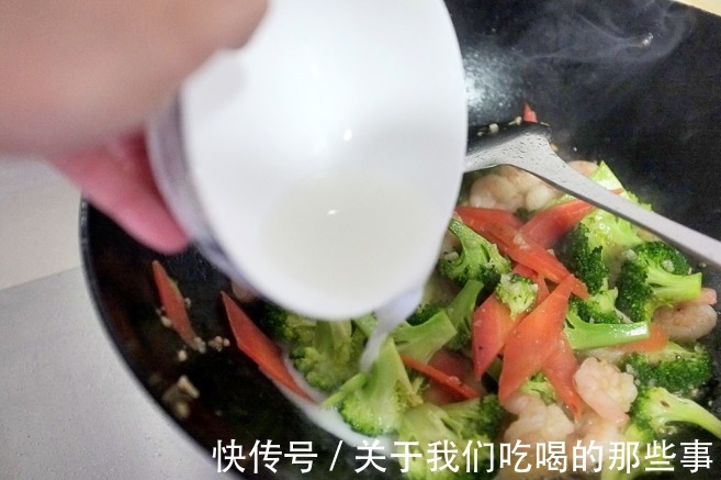 西蓝花炒虾仁|炒西蓝花最忌焯水,饭店老师傅教你一招,出锅鲜嫩翠绿,营养还入味