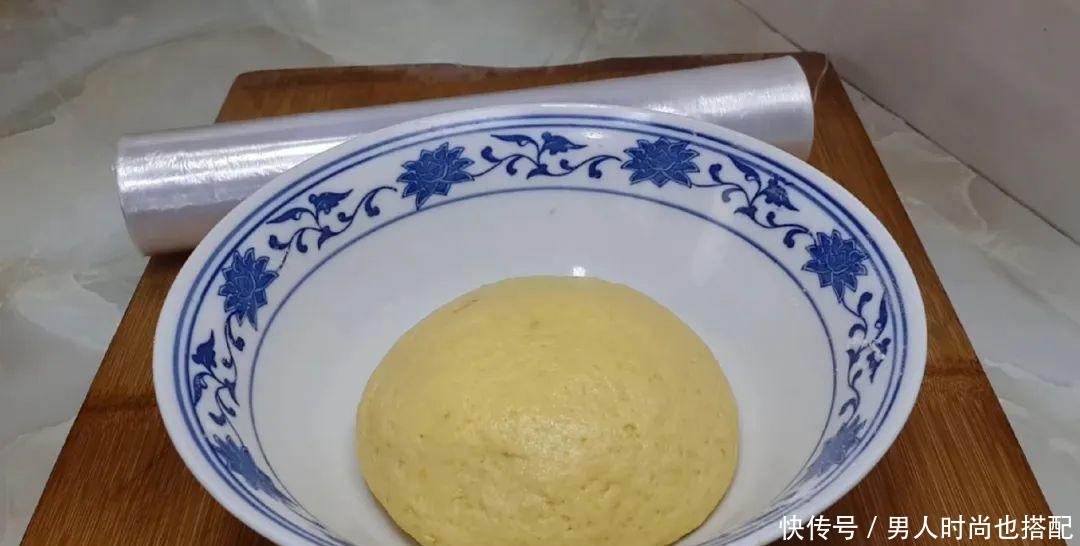 简单|以后红薯就这样做,加半碗面粉,教你做特色小零食,比油条还好吃