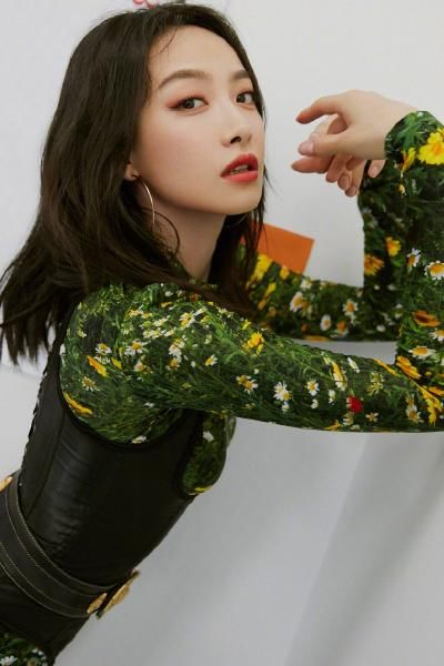 宋茜全新迷彩服亮相创造营,连衣裙加长靴,能直接出道了