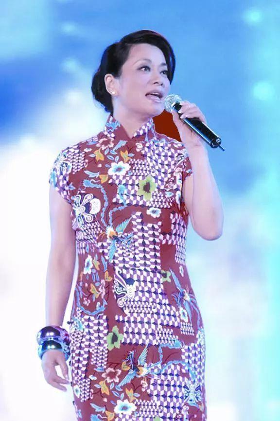 毛阿敏真是气质女神，身穿小西服搭小黑裙精致优雅，减龄又洋气