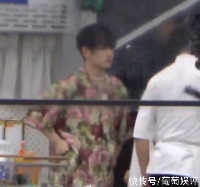 档综艺节目|中餐厅路透图曝光，周震南穿花衬衣亮相，节目组为防代拍阵仗大