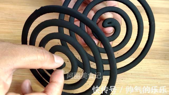 一卷纸巾就能把蚊香完整地分离,一秒一个,真是太神奇了