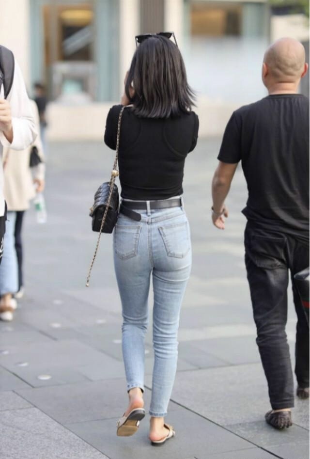 又火了一种新穿法,“牛仔裤+奶奶鞋”,年轻女孩都按耐不住了!