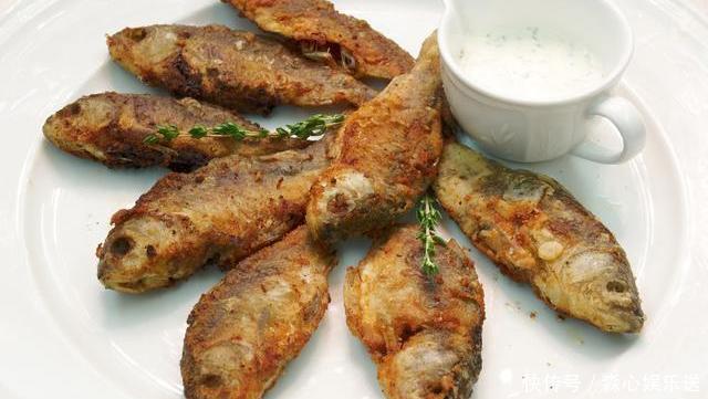  朋友们|煎鱼时，别直接下油锅炸，厨师长教你一招，鱼不粘锅不破皮更美味