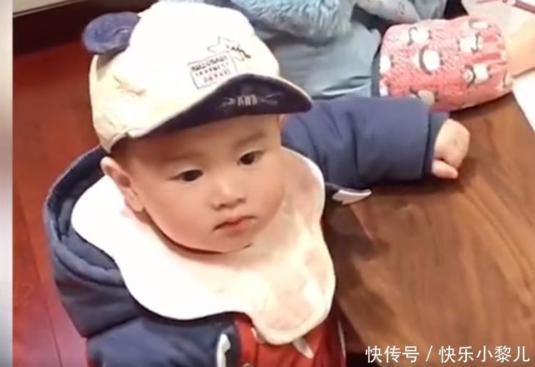 心肝宝贝|男娃上前“捣乱”，姐姐眼神吓退弟弟，网友：再也不是心肝宝贝了