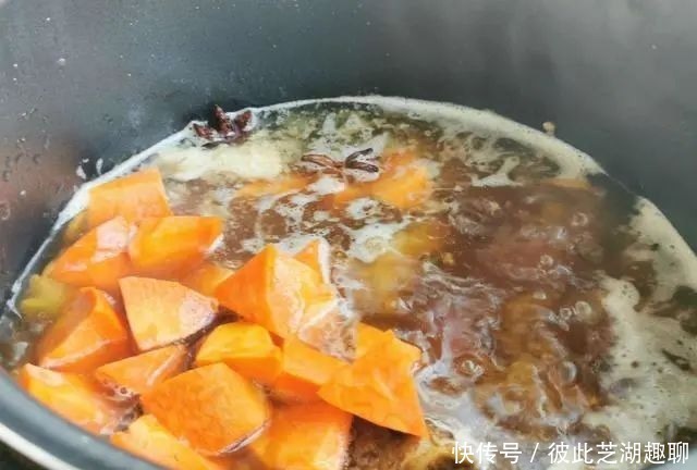 排骨|排骨焯水后为什么又腥又柴?看了大厨的做法,原来是用错水了!