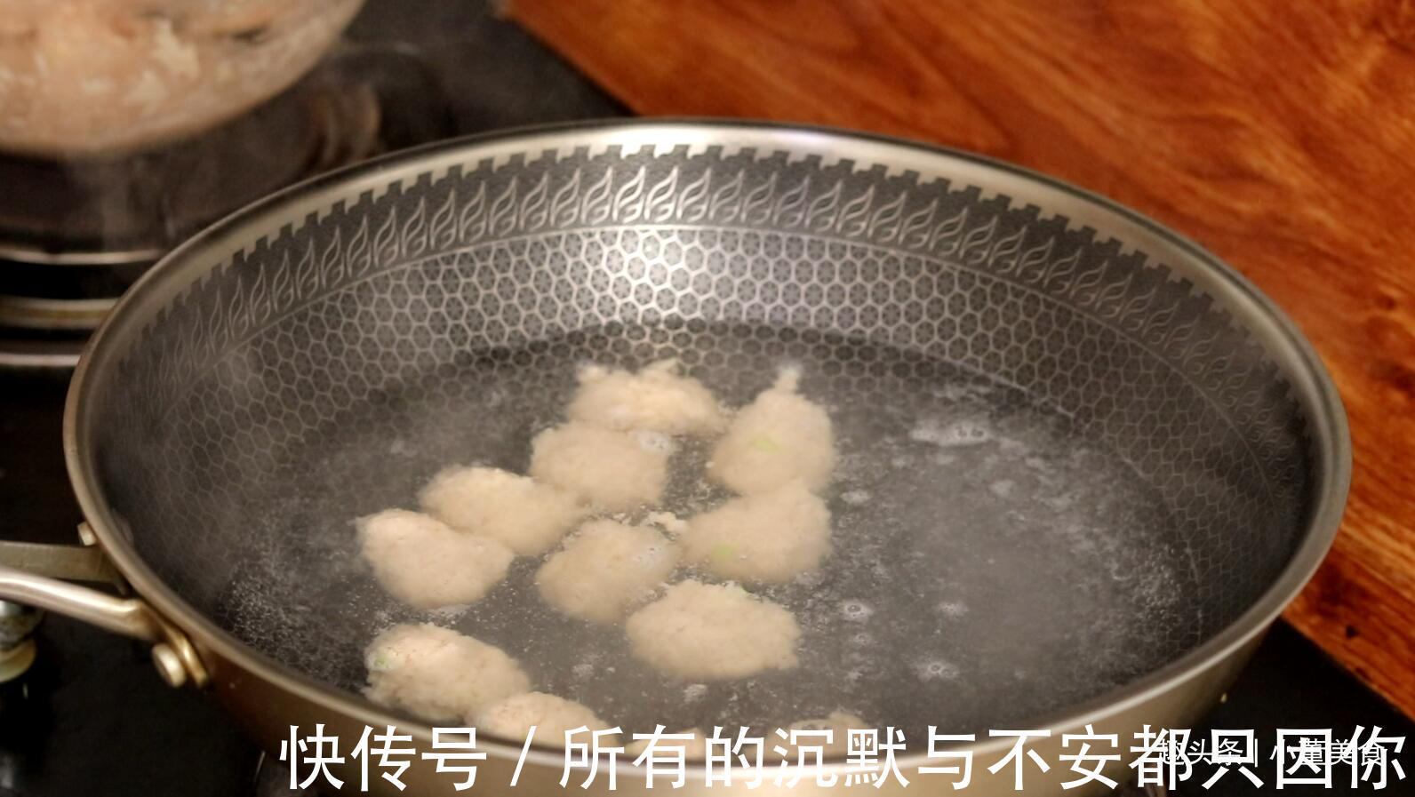 猪肉丸子的正确做法，多加这两样东西，丸子口感嫩滑，劲道有弹性