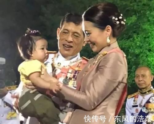 42歲蘇提達(dá)是好母親將小女孩高高舉起,擔(dān)心被奢華腰封劃傷