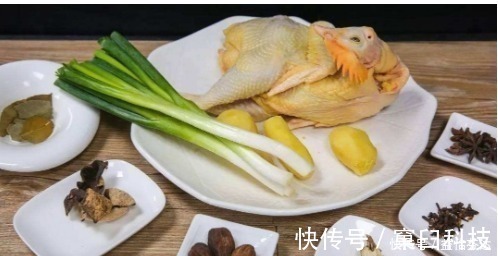 爽脆|白切鸡，不只是放姜葱，少了它，鸡皮根本不会变黄