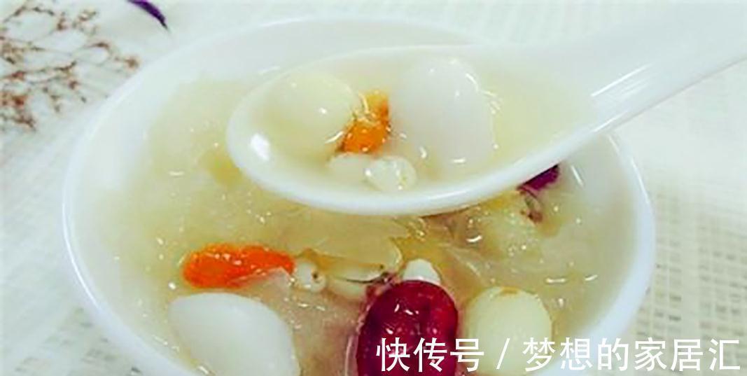 银耳莲子百合汤|秋天要常喝这道汤,女人每天喝一碗,滋补养颜,玩着手机就能做好
