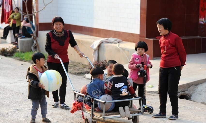 美好时光|三胞胎交给奶奶带了三个月,妈妈直接认不出,画面太真实