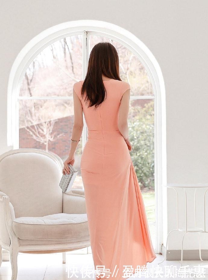 小姐姐|这样的连衣裙不穿丝袜反而更好看，大家觉得呢