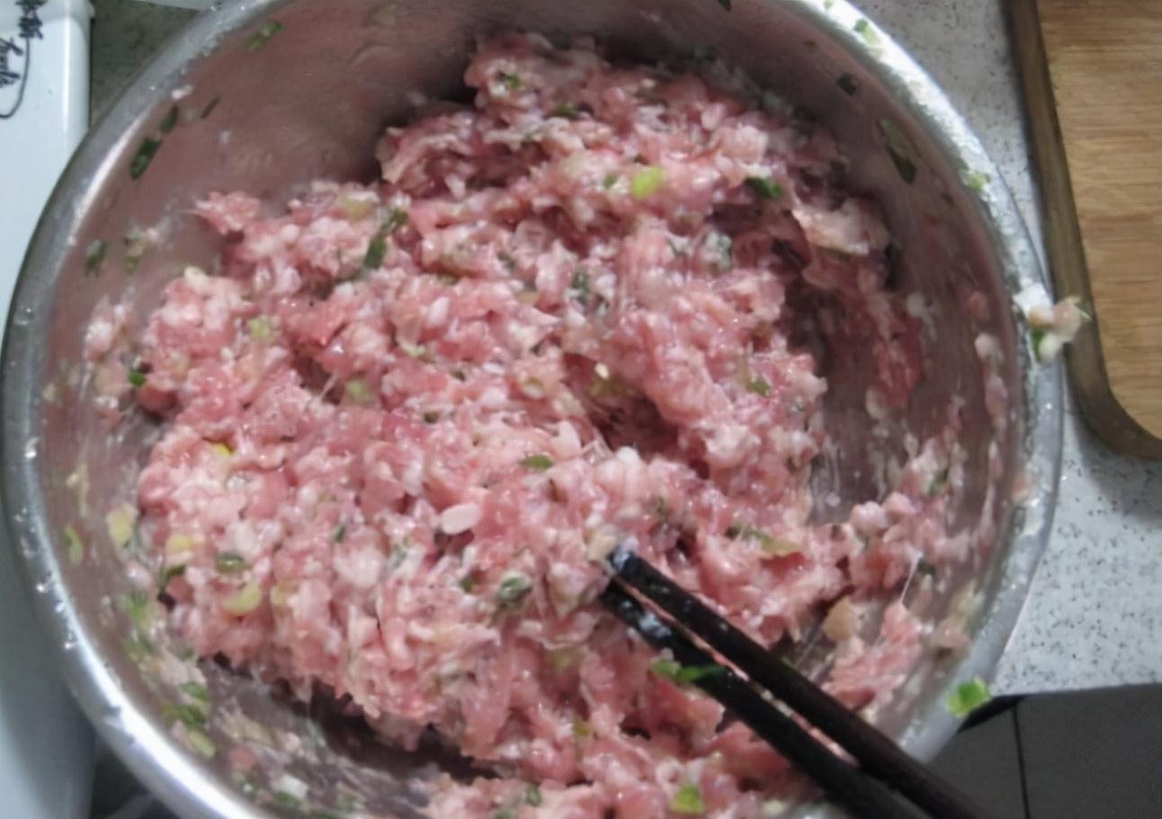 为啥自己总是调不出“香嫩的”肉馅？别只会放香油，学会多做2步