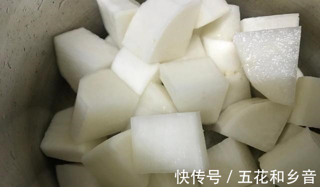 鲜美|想不想和我一起做白萝卜牛脊骨汤，不仅味道鲜美，更是营养丰富！