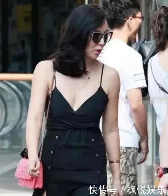 街拍小脚裤穿出玲珑曲线,御姐也有被“拿下”的时候