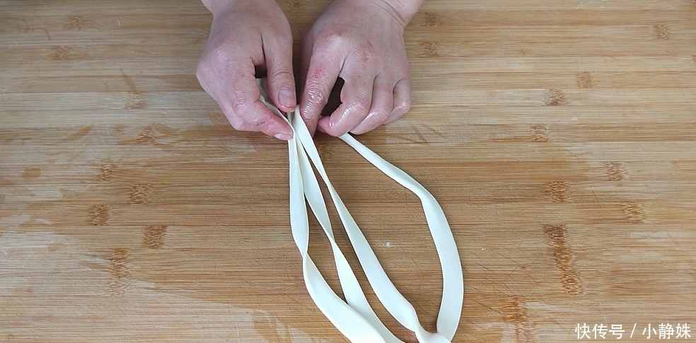 我家面条从来不买,教你秘制做法,筋道爽滑,1.5元面粉做一锅