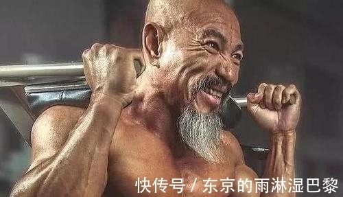 龟派气功|64岁大爷健身10年,长相身材似龟仙人,网友:来一个龟派气功