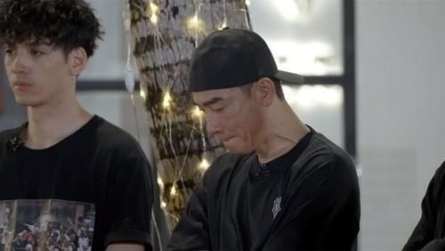 张智霖|张智霖调侃遇到问题找陈小春,想吵架就找林晓峰他们,原因笑翻全场