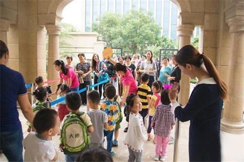 幼儿园将延迟至6点放学，接送问题就能解决了？新问题也随之而来