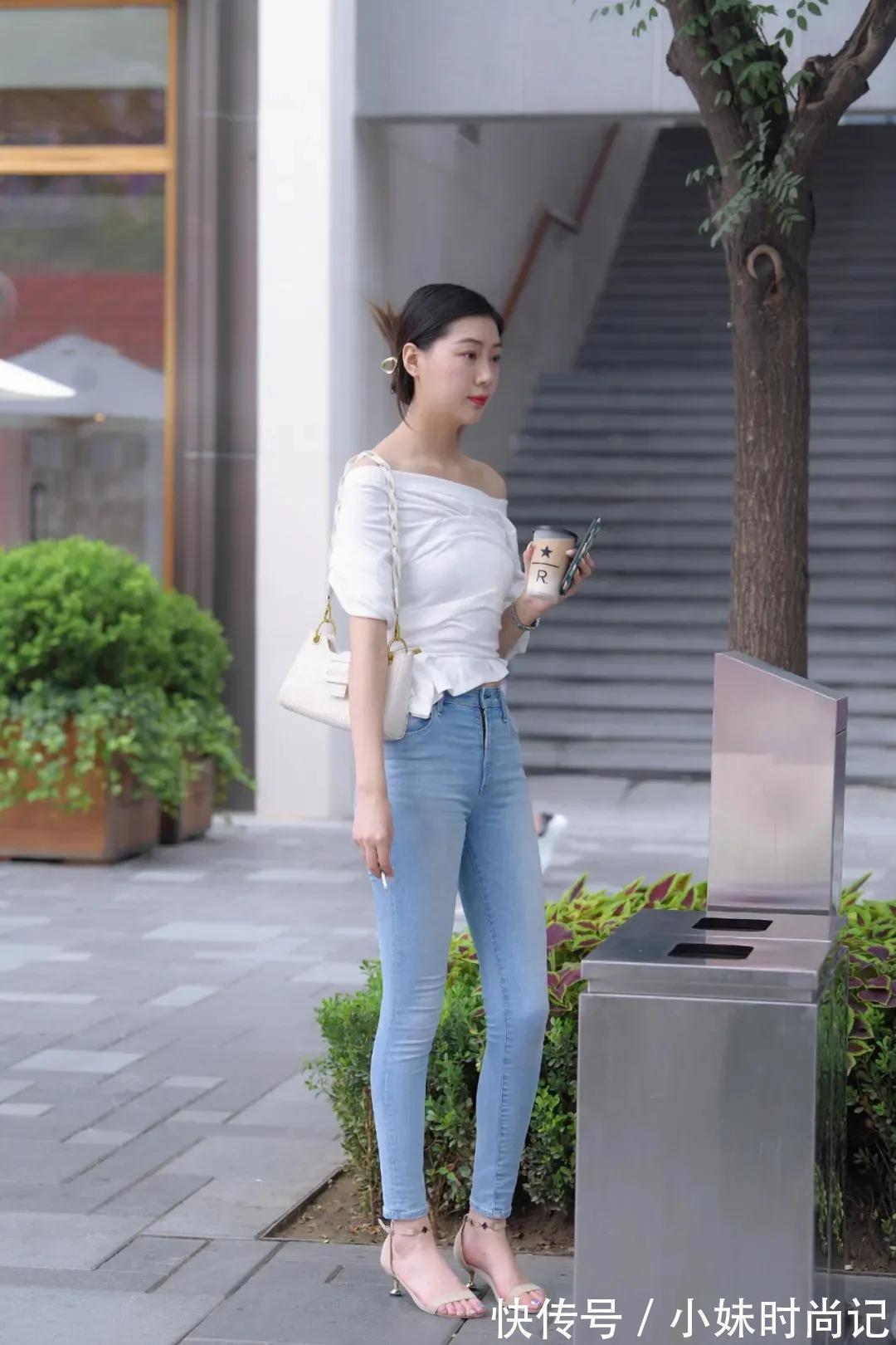 穿牛仔裤的老师