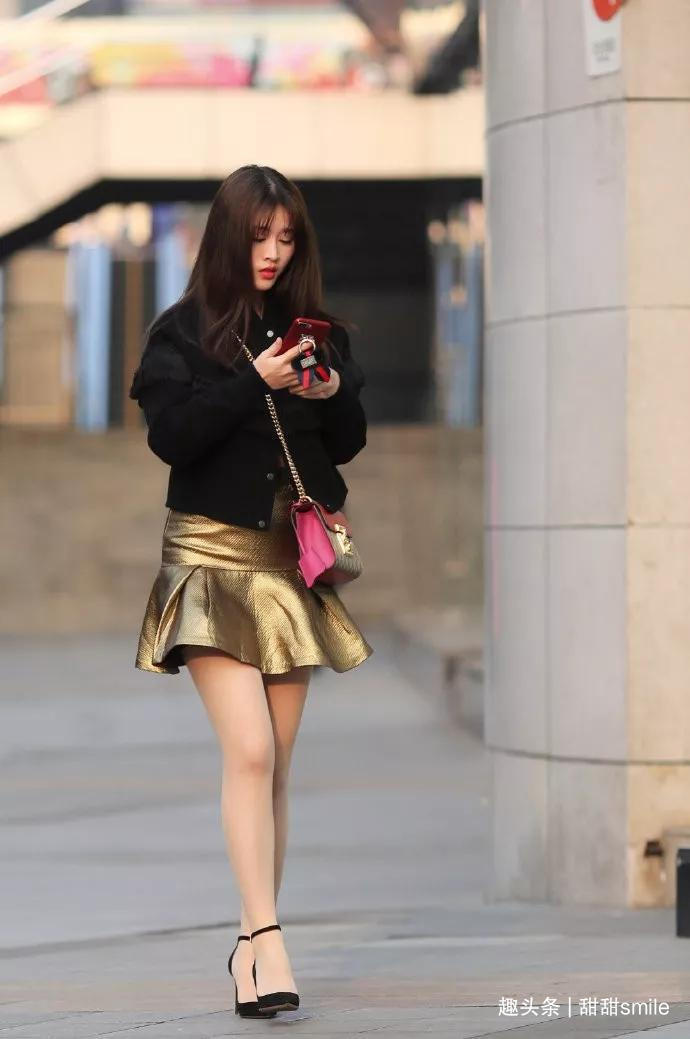 美女长筒袜与小高跟的单鞋一起搭配,穿起来很有减龄的气息