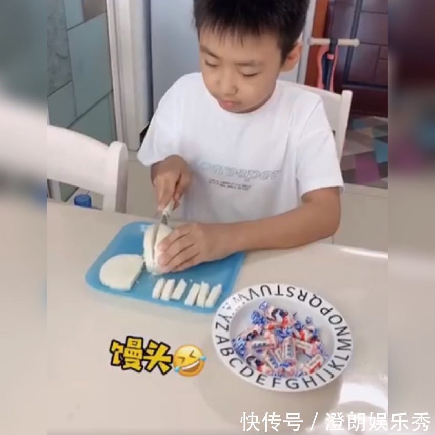 爸爸妈妈|哥哥用馒头当糖块“套路”妹妹火了,网友:还是馒头很好吃,管饱