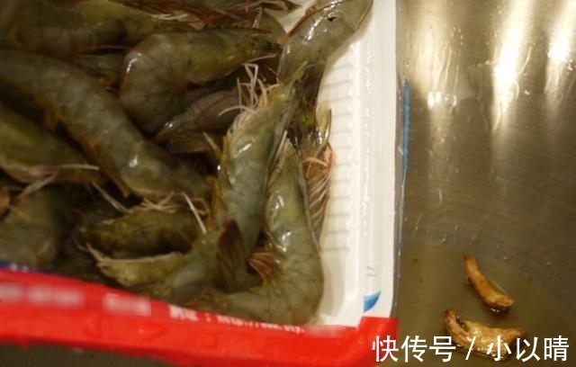 酒店|大虾以后别再吃水煮了，酒店大厨教你做法，5斤不够吃，1盘接1盘
