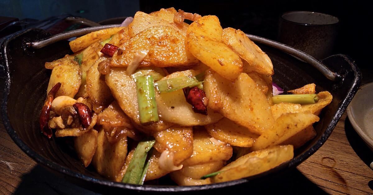 干锅土豆片，软糯香甜超下饭，鲜香入味的美食，做法简单的家常菜