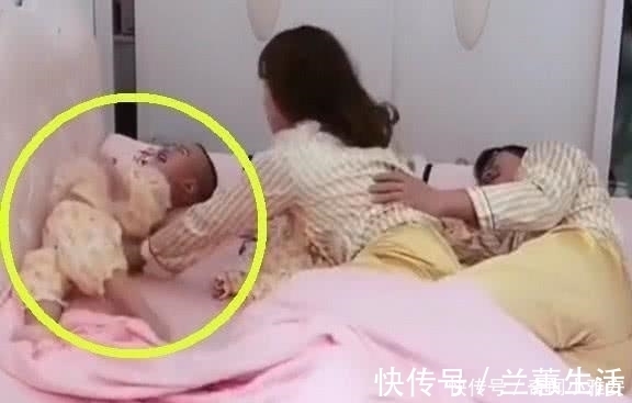 妈妈|以为小宝宝睡着了，爸爸想搂着妈妈，结果差点没被兔崽子气死！
