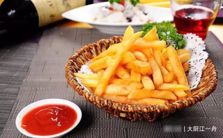 炸薯条的家常做法，3个土豆1碗淀粉，外酥里脆，比肯德基的还好吃