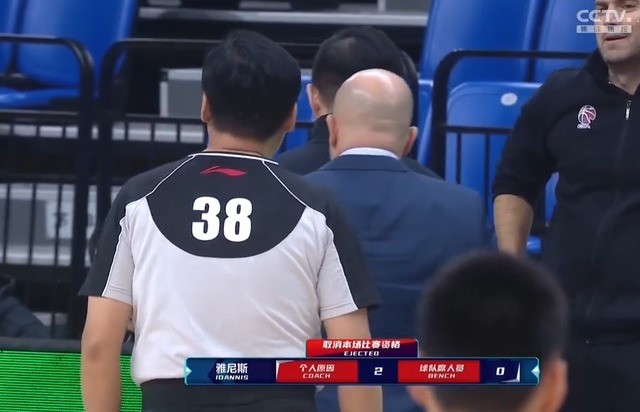 辽宁男篮|突发！雅尼斯不满吹罚被驱，翟晓川提前犯规无果，辽宁轰出一波流