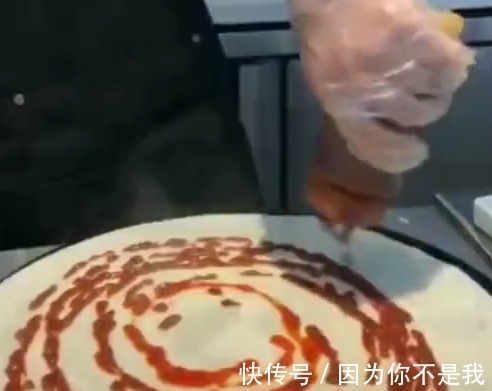 女孩|女孩买鸡蛋饼，反复提醒老板多放辣，老板一个行为，女孩不淡定了