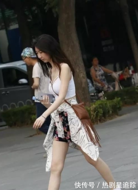 短裤|街拍:吊带搭配休闲短裤运动型美女轻松秀出大长腿