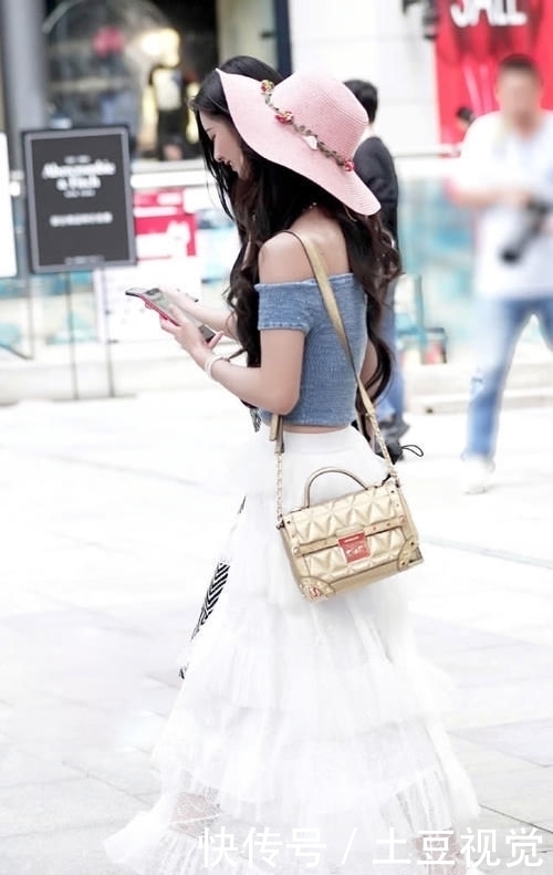  蕾丝|时尚辣妈一字肩配蕾丝裙，满满度假风，温柔生动超吸睛