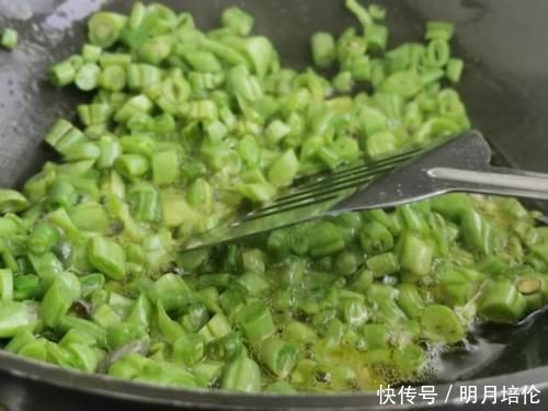 这菜是天然“祛湿高手”,常吃扫除体内宿便、湿气,小腰更瘦了