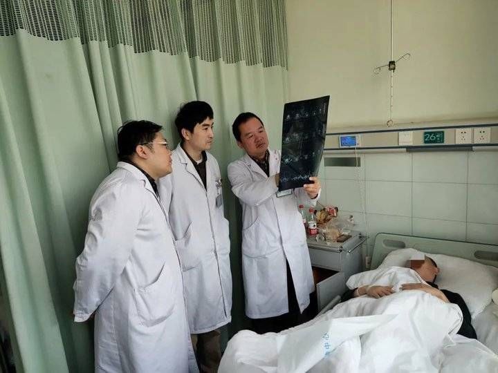 李奶奶|多年走路双腿像灌铅,济南市中心医院小切口解决腰椎管狭窄